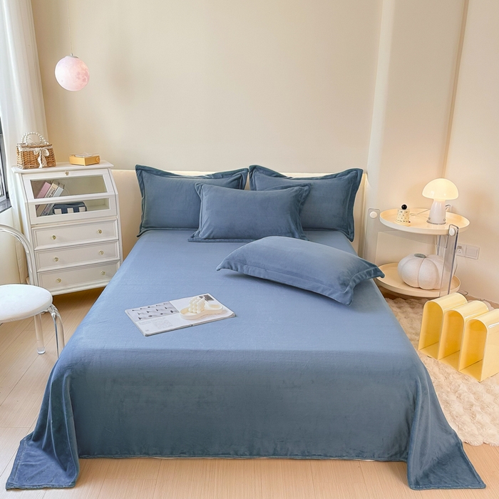 91家纺网 家纺一手货源 找家纺 2023年新款多功能毛毯牛奶绒床单三件套 水墨蓝