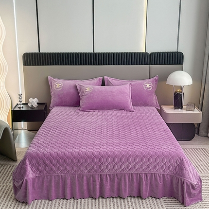 91家纺网 家纺一手货源 找家纺 （总）羋多 2023年新款210g婴儿绒床盖三件套牛奶绒床裙刺绣四件套