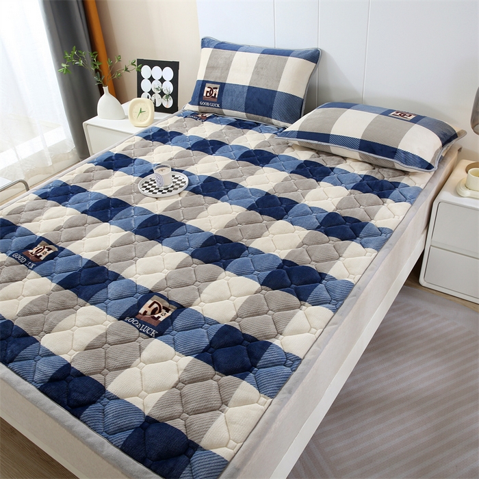 91家纺网 家纺一手货源 找家纺 东宇 2024年新款A类抗菌牛奶绒大床加厚床垫 格子蓝
