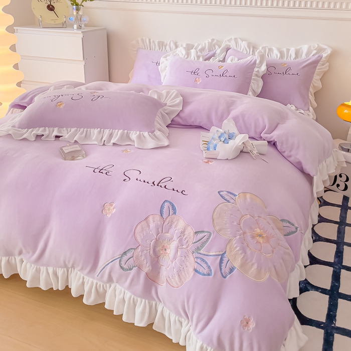 91家纺网 家纺一手货源 找家纺 凯美家居 2023新款牛奶绒刺绣四件套 浪漫花语 浅紫