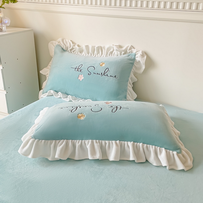 91家纺网 家纺一手货源 找家纺 凯美家居 2023新款牛奶绒刺绣四件套 浪漫花语 浅蓝