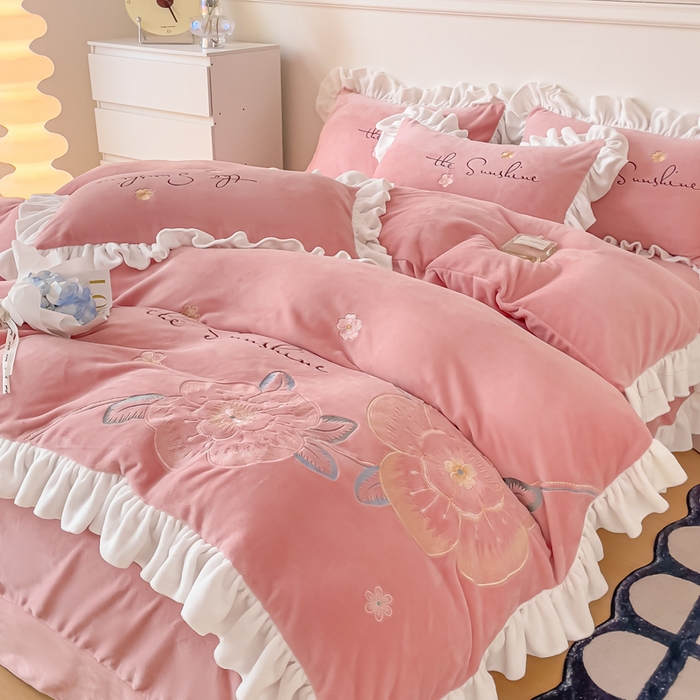 91家纺网 家纺一手货源 找家纺 凯美家居 2023新款牛奶绒刺绣四件套 浪漫花语 豆沙