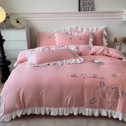 91家纺网 家纺一手货源 找家纺 凯美家居 2023新款牛奶绒刺绣四件套 浪漫花语 梦粉