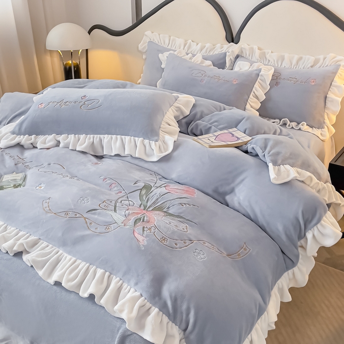 91家纺网 家纺一手货源 找家纺 凯美家居 2023新款牛奶绒刺绣四件套 温婉 灰蓝