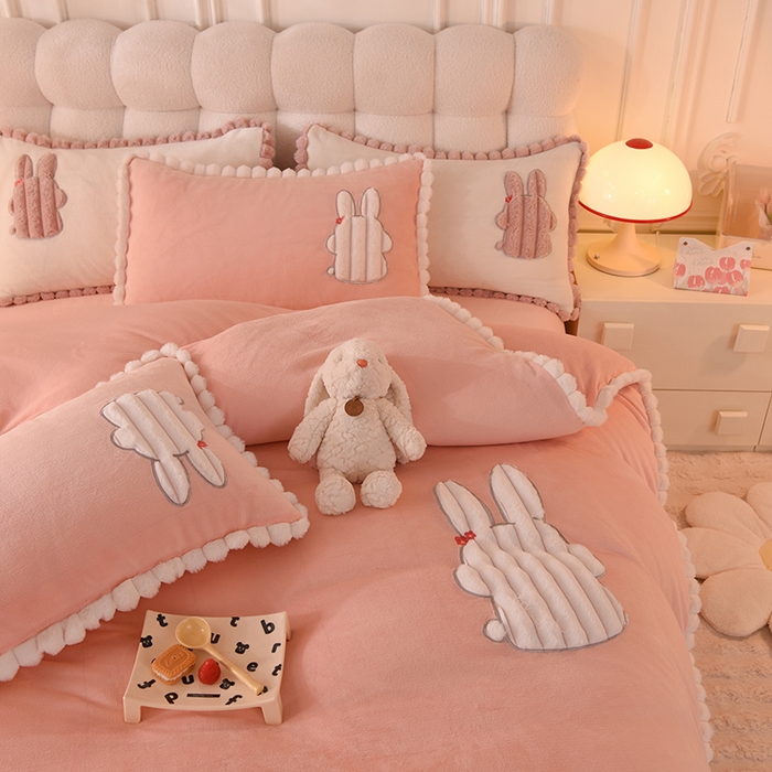 91家纺网 家纺一手货源 找家纺 艾米家居 2023新款秋冬牛奶绒刺绣花边四件套-幸运兔 玉色