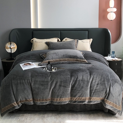 91家纺网 家纺一手货源 找家纺 （总）瑞雪家居 2023新款260克牛奶绒刺绣宽边四件套飞驰