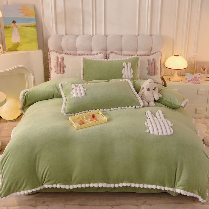 91家纺网 家纺一手货源 找家纺 艾米家居 2023新款秋冬牛奶绒刺绣花边四件套-幸运兔 果绿