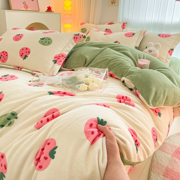 91家纺网 家纺一手货源 找家纺 呗旺鹿 2023新款加厚高克重印花牛奶绒四件套直播爆款 有颗草莓