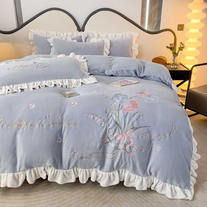 91家纺网 家纺一手货源 找家纺 凯美家居 2023新款牛奶绒刺绣四件套 温婉 灰蓝