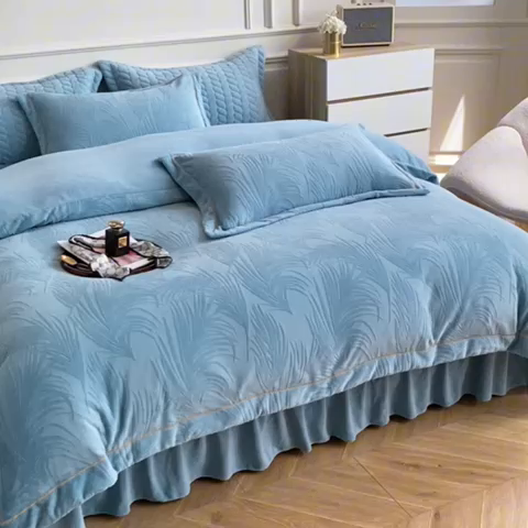 91家纺网 家纺一手货源 找家纺 金艾草 2023新款牛奶绒立体雕花夹棉床盖四件套 雕花绒-绿色