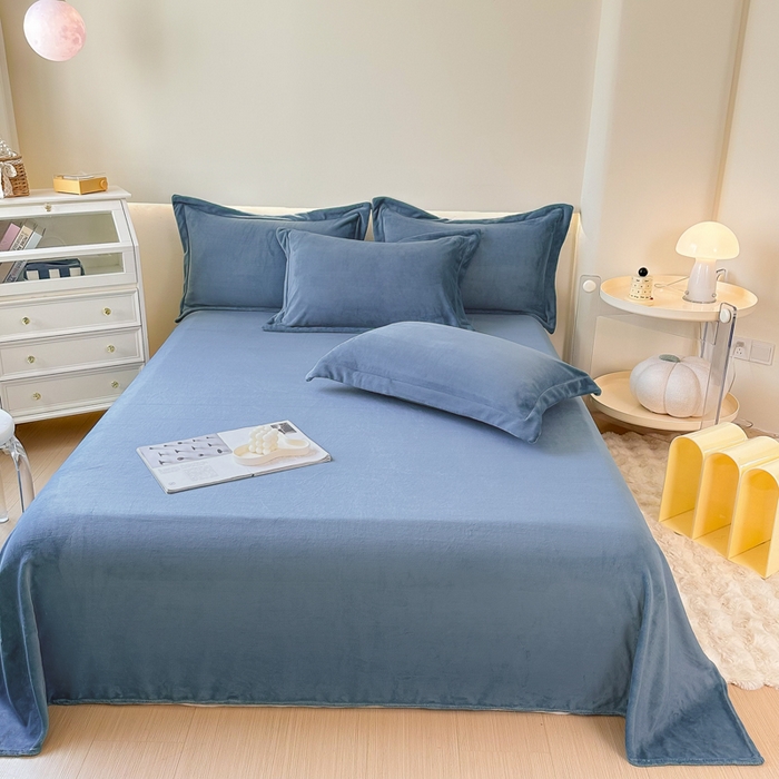 91家纺网 家纺一手货源 找家纺 2023年新款多功能毛毯牛奶绒床单三件套 水墨蓝