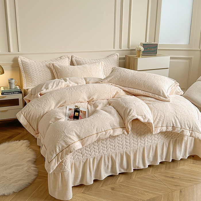 91家纺网 家纺一手货源 找家纺 金艾草 2023新款牛奶绒立体雕花夹棉床盖四件套 雕花绒-米黄色