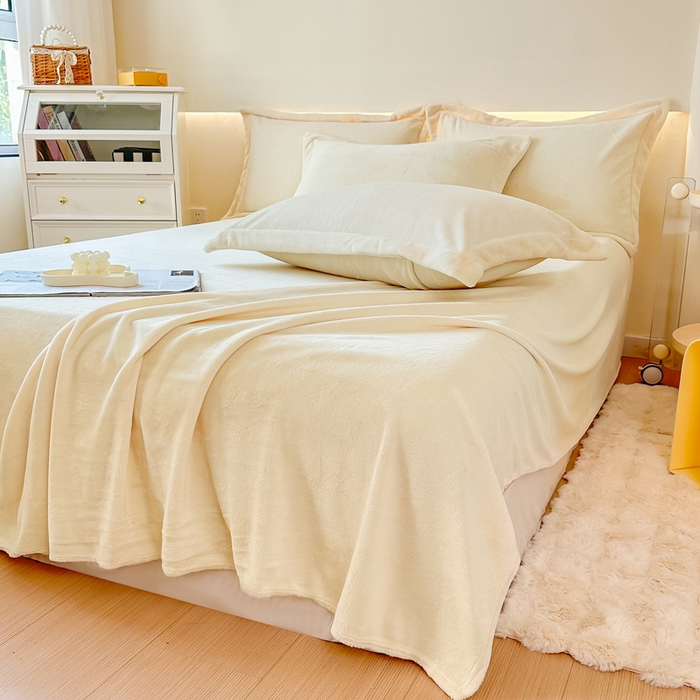 91家纺网 家纺一手货源 找家纺 2023年新款多功能毛毯牛奶绒床单三件套 米白