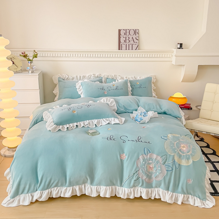 91家纺网 家纺一手货源 找家纺 凯美家居 2023新款牛奶绒刺绣四件套 浪漫花语 浅蓝