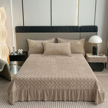 91家纺网 家纺一手货源 找家纺 羋多家纺 210g婴儿绒床盖三件套牛奶绒床裙刺绣四件套卡其