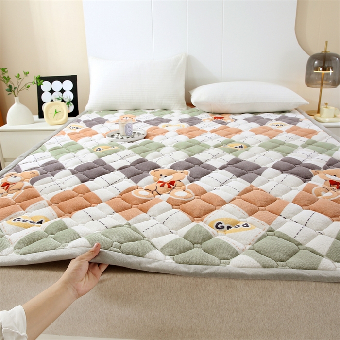 91家纺网 家纺一手货源 找家纺 东宇 2024年新款A类抗菌牛奶绒大床加厚床垫 格子熊