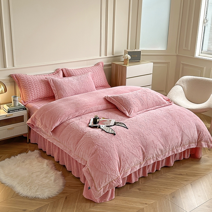 91家纺网 家纺一手货源 找家纺 金艾草 2023新款牛奶绒立体雕花夹棉床盖四件套 雕花绒-胭脂粉
