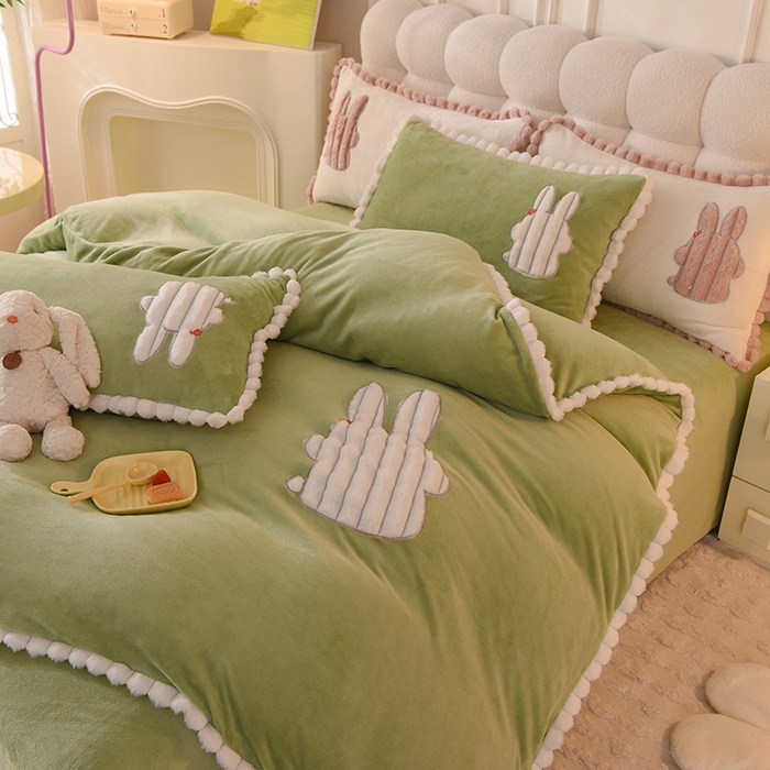 91家纺网 家纺一手货源 找家纺 艾米家居 2023新款秋冬牛奶绒刺绣花边四件套-幸运兔 果绿