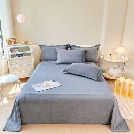 91家纺网 家纺一手货源 找家纺 2023年新款多功能毛毯牛奶绒床单三件套 星际灰