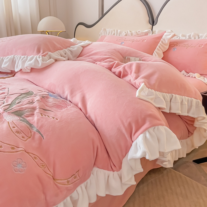 91家纺网 家纺一手货源 找家纺 凯美家居 2023新款牛奶绒刺绣四件套 温婉 粉玉