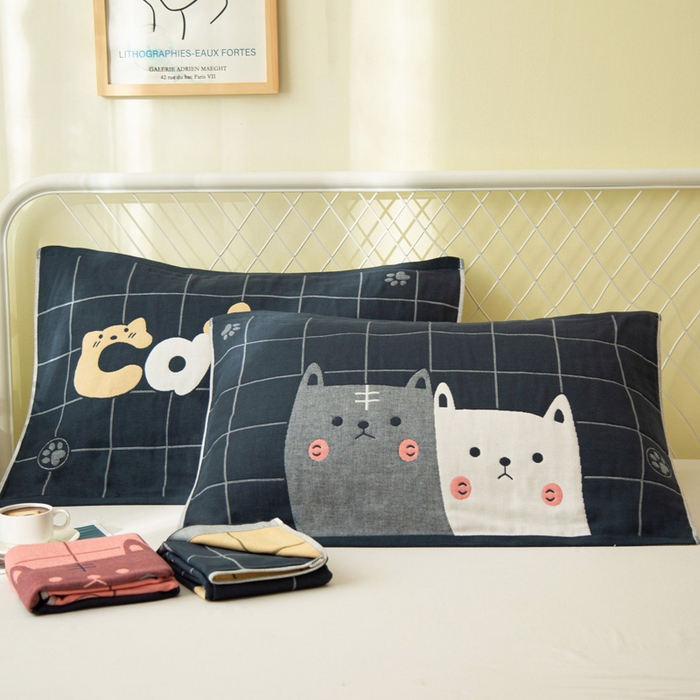 91家纺网 家纺一手货源 找家纺 朴尔家纺-毛巾被 2023新款卡通AB组合全棉四层纱布枕巾 两只小猫-藏青