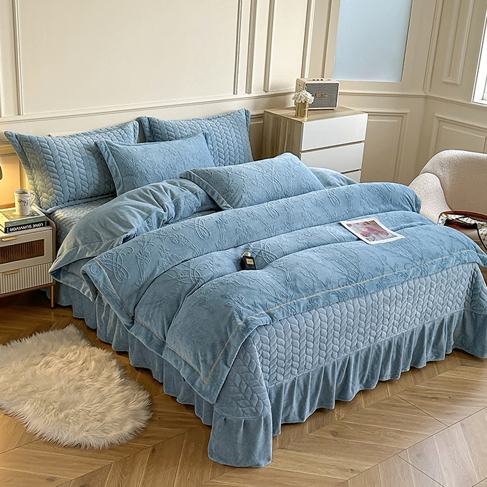 91家纺网 家纺一手货源 找家纺 金艾草 2023新款牛奶绒立体雕花夹棉床盖四件套 雕花绒-蓝灰