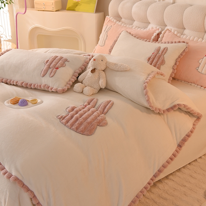 91家纺网 家纺一手货源 找家纺 艾米家居 2023新款秋冬牛奶绒刺绣花边四件套-幸运兔 白色