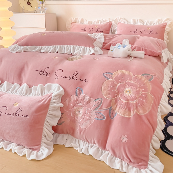 91家纺网 家纺一手货源 找家纺 凯美家居 2023新款牛奶绒刺绣四件套 浪漫花语 豆沙