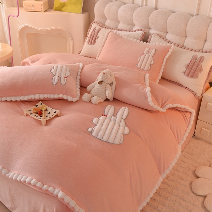 91家纺网 家纺一手货源 找家纺 艾米家居 2023新款秋冬牛奶绒刺绣花边四件套-幸运兔 玉色