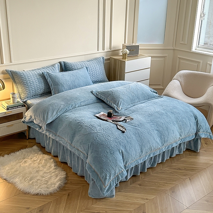 91家纺网 家纺一手货源 找家纺 金艾草 2023新款牛奶绒立体雕花夹棉床盖四件套 雕花绒-蓝灰