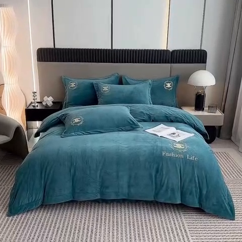 91家纺网 家纺一手货源 找家纺 羋多家纺 210g婴儿绒床盖三件套牛奶绒床裙刺绣四件套墨绿