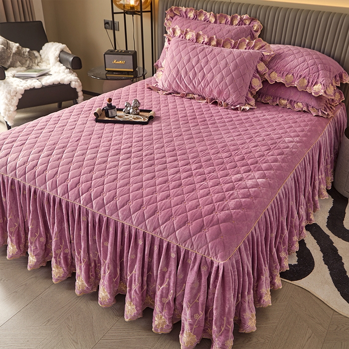 91家纺网 家纺一手货源 找家纺 罗艺轩 2024新款花季宝宝绒全套夹棉絎缝加厚系列床裙三件套 丁香紫