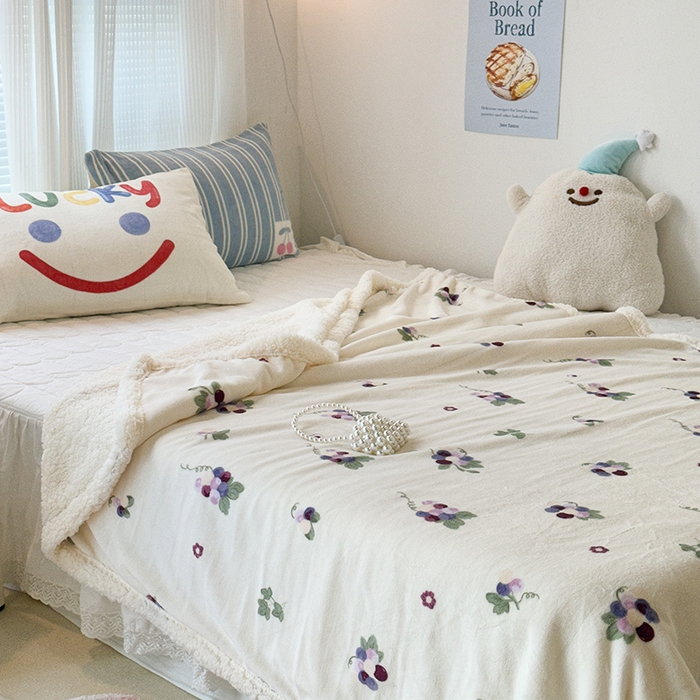 91家纺网 家纺一手货源 找家纺 昔可家纺 2023新款ins风牛奶绒羊羔绒印花毛毯（风格一） 紫色葡萄