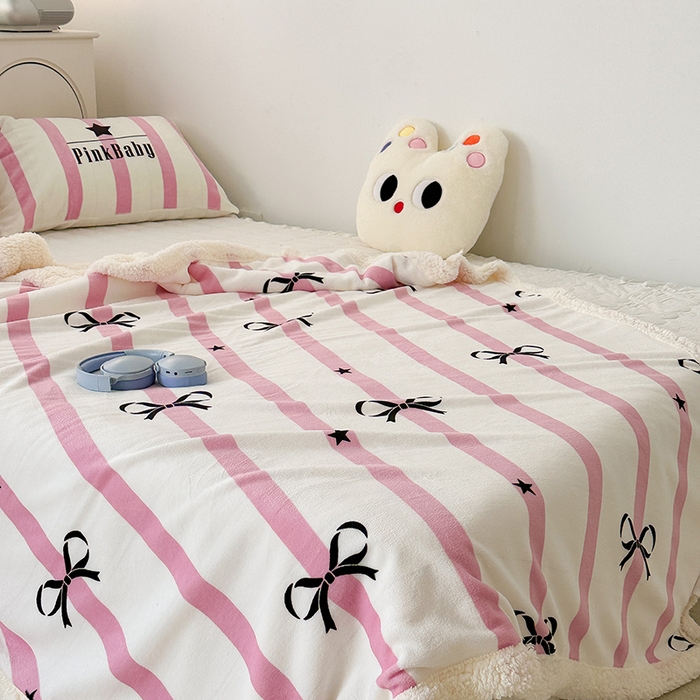 91家纺网 家纺一手货源 找家纺 昔可家纺 2023新款ins风牛奶绒羊羔绒印花毛毯（风格一） 粉条星星蝴蝶结