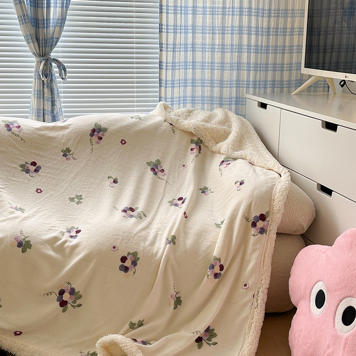 91家纺网 家纺一手货源 找家纺 昔可家纺 2023新款ins风牛奶绒羊羔绒印花毛毯（风格二） 紫色葡萄