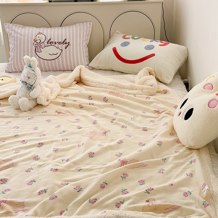 91家纺网 家纺一手货源 找家纺 昔可家纺 2023新款ins风牛奶绒羊羔绒印花毛毯（风格一） 天鹅玫瑰