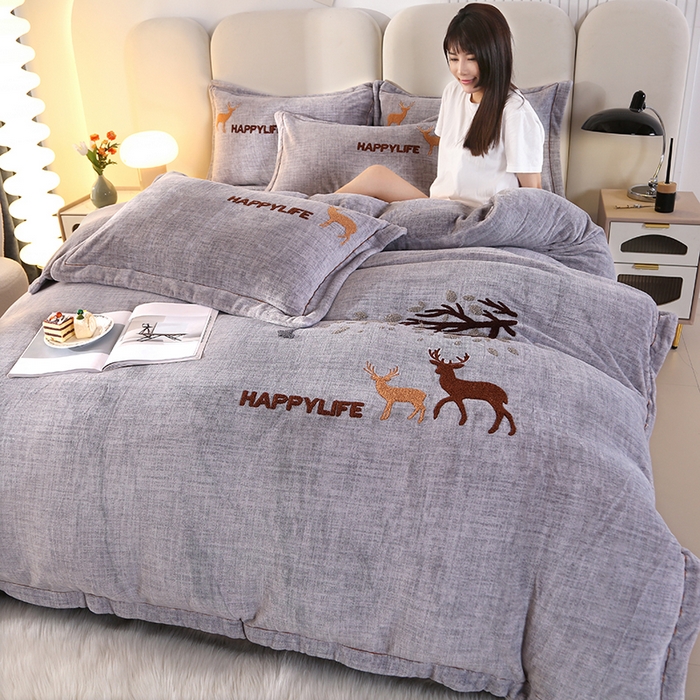 91家纺网 家纺一手货源 找家纺 代芙家纺 2023秋冬新品全消光8.5斤牛奶绒加厚保暖毛巾绣四件套 小鹿-浅灰