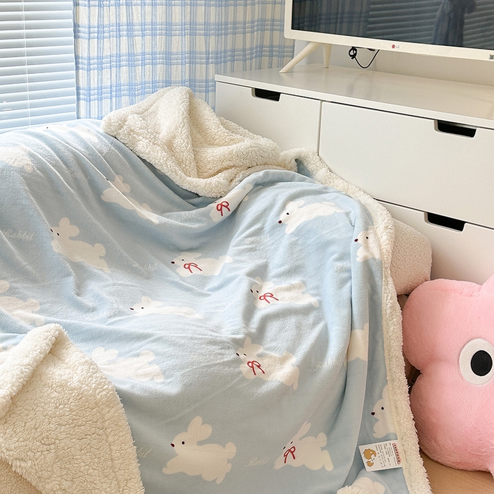 91家纺网 家纺一手货源 找家纺 昔可家纺 2023新款ins风牛奶绒羊羔绒印花毛毯（风格二） 丝带小兔蓝