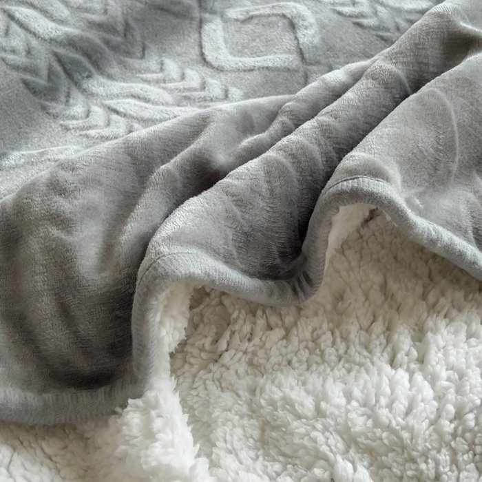 91家纺网 家纺一手货源 找家纺 宜家坊新款秋冬高克重法莱绒羊羔绒立体剪花纯色多功能毛毯 绅士灰