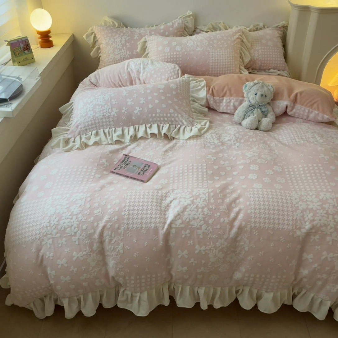 91家纺网 家纺一手货源 找家纺 琪格格纺织 2024新款暖绒蓄热全消光雕花绒花边四件套-雕花绒花边 雕花绒花边- 阿芙朵 粉