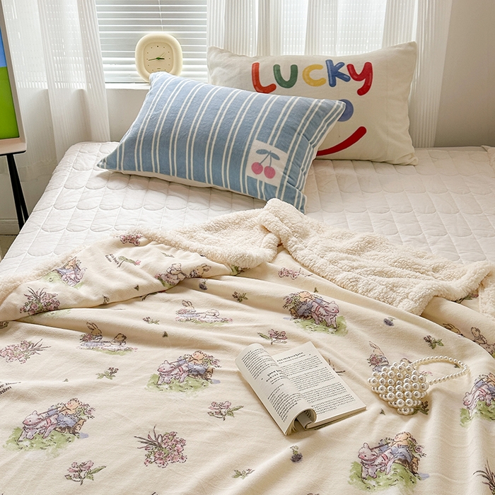 91家纺网 家纺一手货源 找家纺 昔可家纺 2023新款ins风牛奶绒羊羔绒印花毛毯（风格一） 小熊花园