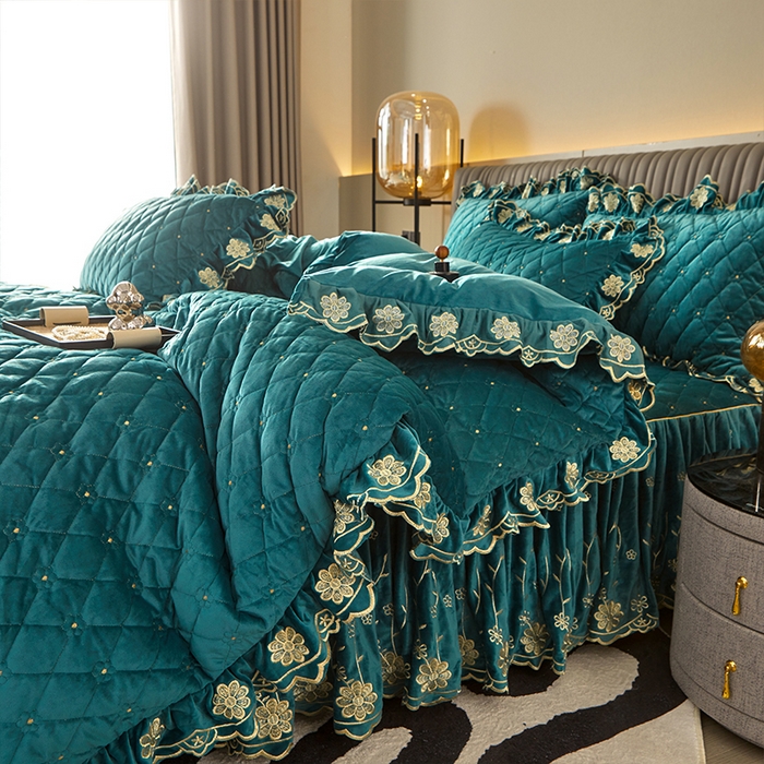 91家纺网 家纺一手货源 找家纺 罗艺轩 2024新款花季宝宝绒全套夹棉絎缝加厚系列床裙套件 橄榄绿