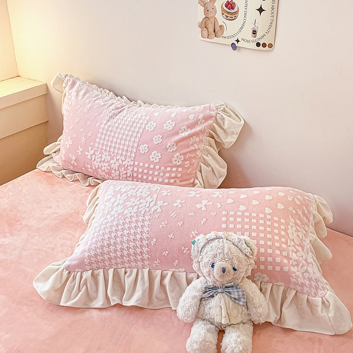 91家纺网 家纺一手货源 找家纺 琪格格纺织 2024新款暖绒蓄热全消光雕花绒花边四件套-雕花绒花边 雕花绒花边- 阿芙朵 粉