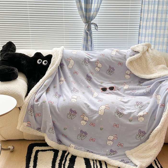 91家纺网 家纺一手货源 找家纺 昔可家纺 2023新款ins风牛奶绒羊羔绒印花毛毯（风格二） 萌萌紫底郁金香兔