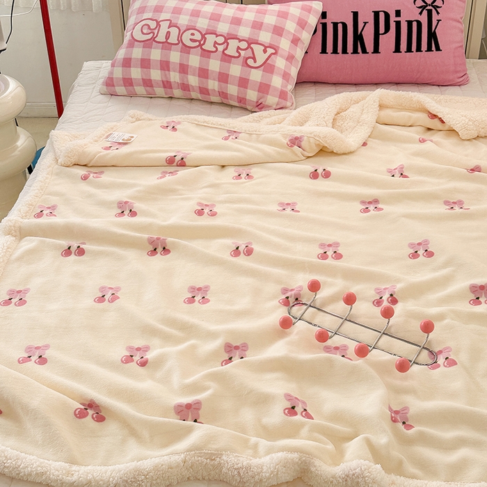 91家纺网 家纺一手货源 找家纺 昔可家纺 2023新款ins风牛奶绒羊羔绒印花毛毯（风格一） 一口樱桃