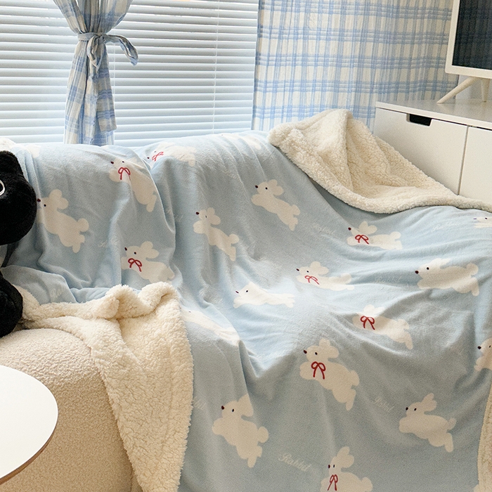 91家纺网 家纺一手货源 找家纺 昔可家纺 2023新款ins风牛奶绒羊羔绒印花毛毯（风格二） 丝带小兔蓝