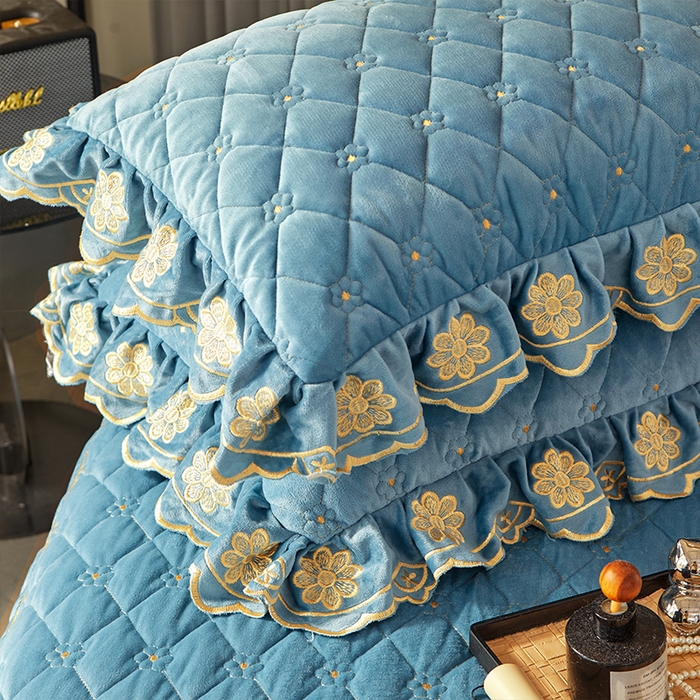 91家纺网 家纺一手货源 找家纺 罗艺轩 2024新款花季宝宝绒全套夹棉絎缝加厚系列床裙三件套 绅士蓝