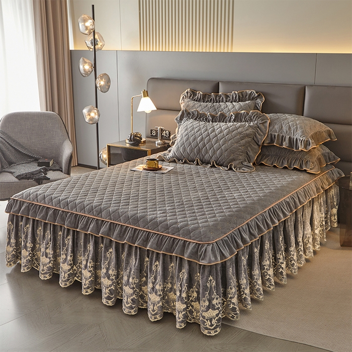 91家纺网 家纺一手货源 找家纺 罗艺轩 2024新款欧洲风情宝宝绒可拆卸夹棉床裙三件套 高级灰