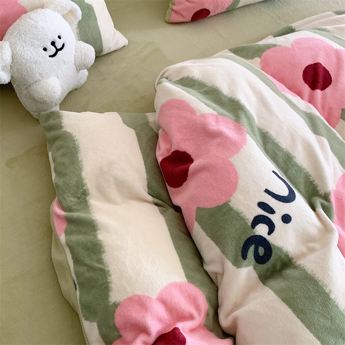 91家纺网 家纺一手货源 找家纺 星期八 2023新款210g双面牛奶绒印花四件套 花花