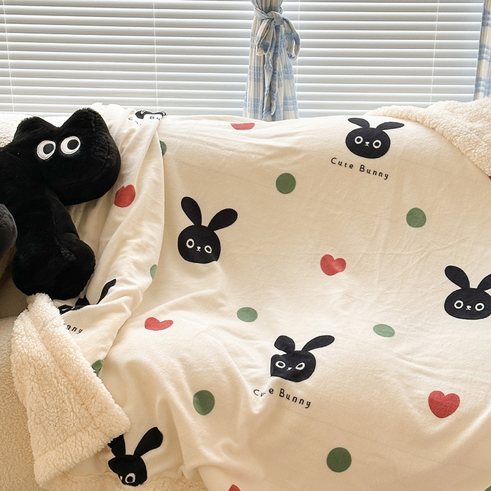 91家纺网 家纺一手货源 找家纺 昔可家纺 2023新款ins风牛奶绒羊羔绒印花毛毯（风格二） 波点小黑兔